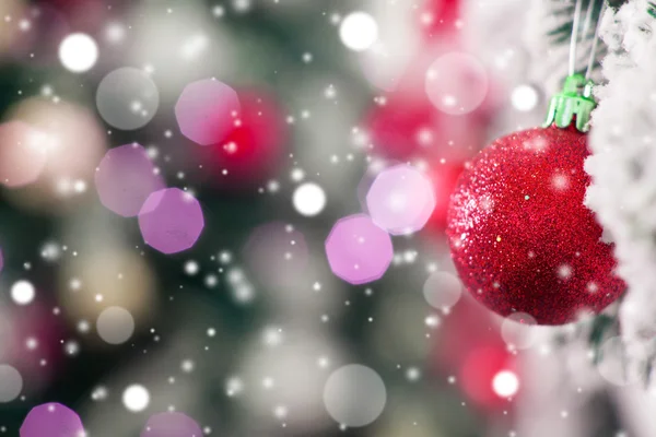Рождественский шар висит на морозной елке в снегу. Зима назад — стоковое фото