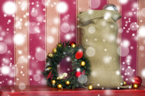 Kerst krans en kerstboom ballen, geplaatst rond Sant — Stockfoto