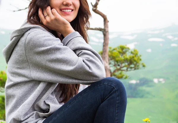 Закройся, улыбчивая красивая женщина в горах — стоковое фото