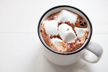 Marshmallow beyaz wo üzerinde seramik bir fincan ile fincan sıcak çikolata