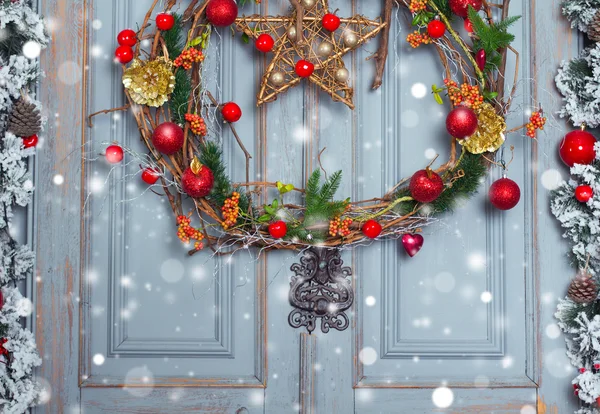 Рождественский венок украшение у двери на праздник. Зимнее время — стоковое фото