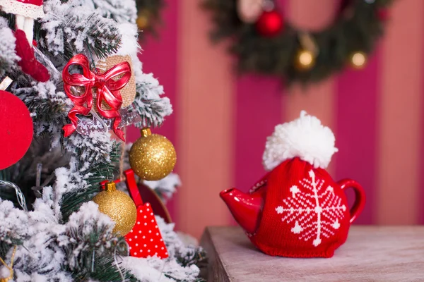 Red kettle with tea from a Christmas tree on an old table — Stock Photo, Image