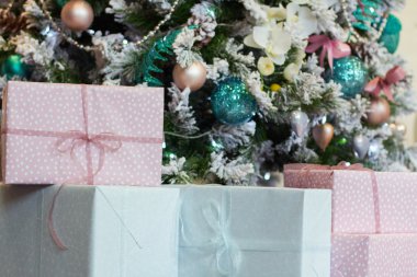 Noel hediyelerini arka planda bir Noel ağacı kutu.