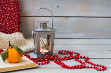 Beyaz tahta üzerinde Noel fenerler, mandalina ve kırmızı boncuk geri