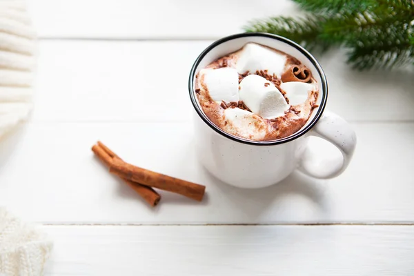 Chocolat chaud avec guimauves dans une tasse en céramique, plaid et cannelle — Photo