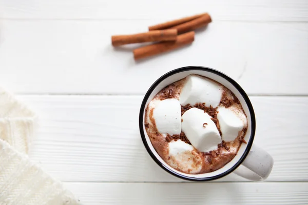 Chocolate caliente con malvaviscos en una taza de cerámica, a cuadros y cinn — Foto de Stock