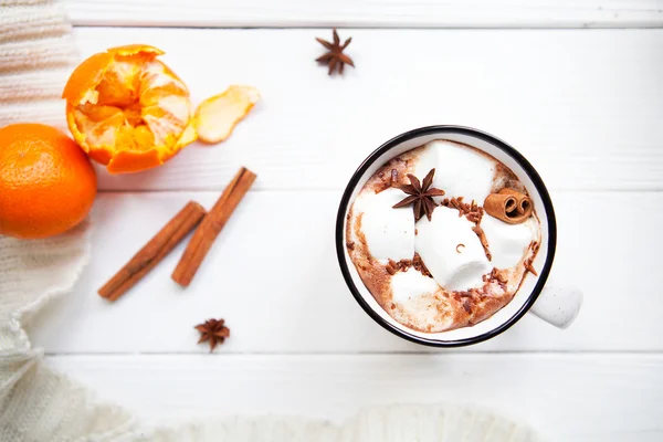 Chocolate caliente con malvaviscos en una taza de cerámica, rama de canela — Foto de Stock