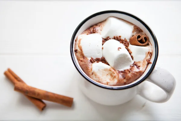 Chocolate caliente con malvaviscos en una taza de cerámica, a cuadros y cinn — Foto de Stock