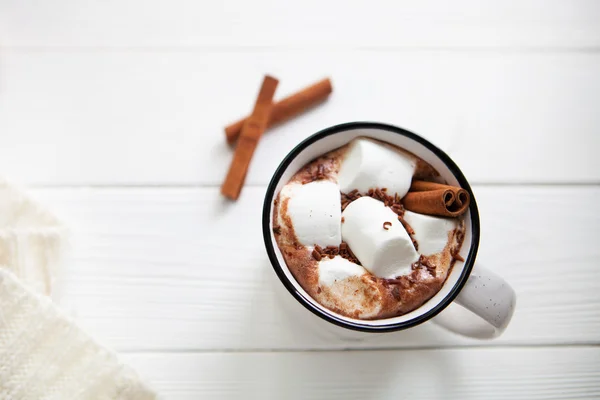 Heiße Schokolade mit Marshmallows in einer Keramiktasse, Karo und Zimt — Stockfoto