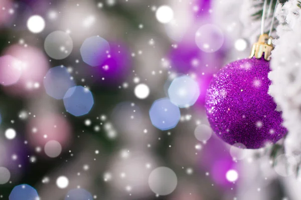 Χριστουγεννιάτικη μπάλα κρέμεται ένα παγωμένο δέντρο στο χιόνι. Χειμώνα πίσω — Φωτογραφία Αρχείου