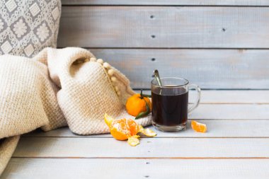 Aromalı siyah kahve ve hafif ahşap zemin üzerine mandalina