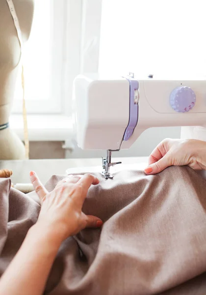 Mujer sastre trabajando en la máquina de coser. Manos. De cerca. Sastre — Foto de Stock