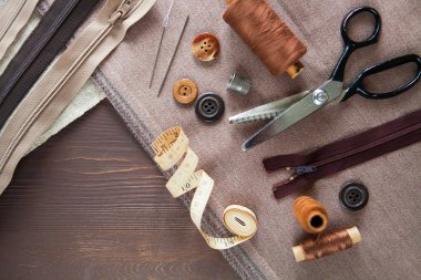 Ayarlayın. Çalışma platformları, düğmeler, ZIP, mezura, iş parçacığı ve üzerinde yüksük 