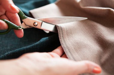 Terzi. Elleri çentik terzi makas bez terzi. Yakın çekim.  