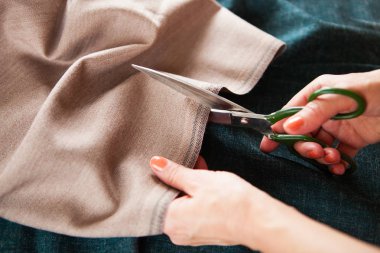 Terzi. Elleri çentik terzi makas bez terzi. Yakın çekim.  