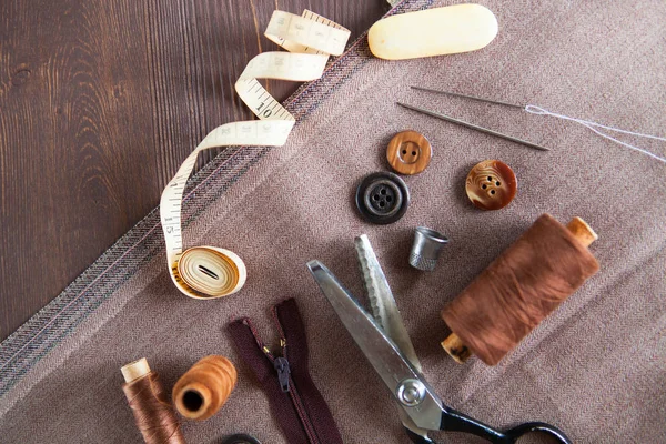 Instellen. Schaar, knoppen, zip, meetlint, wol en vingerhoed op — Stockfoto