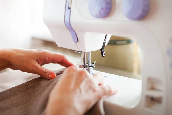 Mujer sastre trabajando en la máquina de coser. Manos. De cerca. Sastre — Foto de Stock