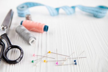 Makaralar, iş parçacığı ve araçlar dikiş makas, Natürmort ve bir