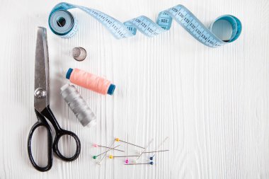 Dikiş araçları ve aksesuarları beyaz tahta üzerinde tasarlamak çerçeve