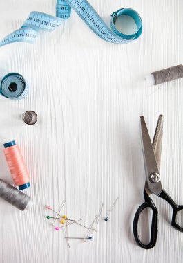 Makaralar, iş parçacığı ve araçlar dikiş makas, Natürmort ve bir