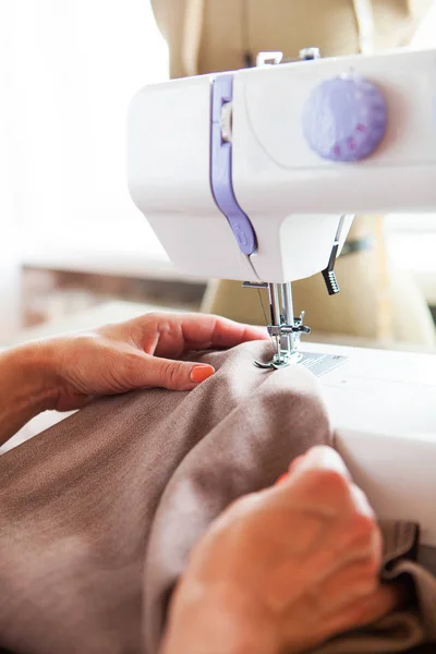 Mujer sastre trabajando en la máquina de coser. Manos. De cerca. Sastre — Foto de Stock