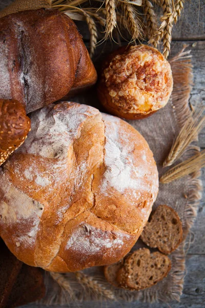 Primer plano del pan fresco tradicional sobre la mesa rústica — Foto de Stock