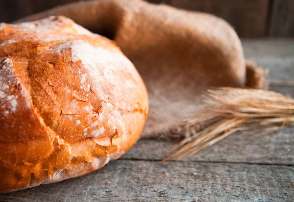 Close-up de pão fresco tradicional na mesa rústica — Fotografia de Stock