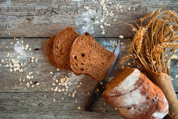 Diferentes rebanadas de pan. Fondo alimenticio y rus de madera — Foto de Stock