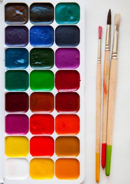 Suluboya ve beyaz arka plan üzerinde izole eski fırçalar cl