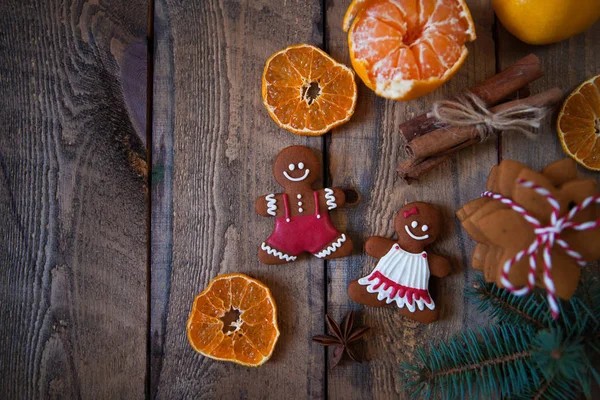 Composizione natalizia. Biscotti di Natale, Uomo pan di zenzero, mandarini — Foto Stock