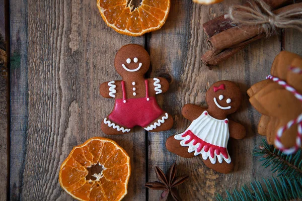 Composizione natalizia. Biscotti di Natale, Uomo pan di zenzero, mandarini — Foto Stock