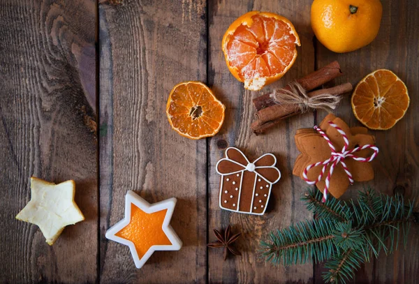 Composizione natalizia. Biscotti di Natale, mandarini, cannella, festa — Foto Stock