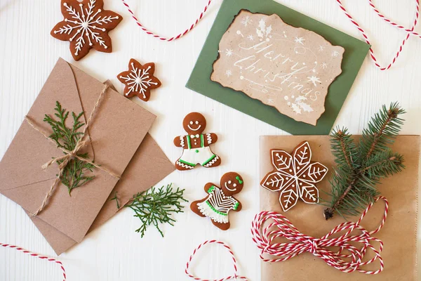 Buon Natale! Biscotti di Natale, Uomo pan di zenzero, nastro, carta, fe — Foto Stock