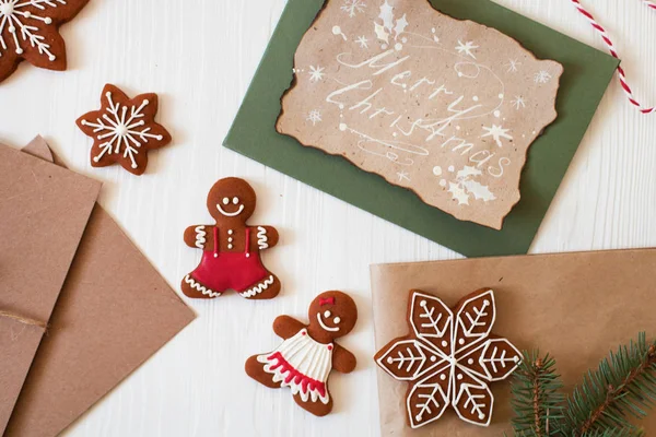 Veselé Vánoce! Vánoční sušenky, perník muž, pásu karet, karet, fe — Stock fotografie