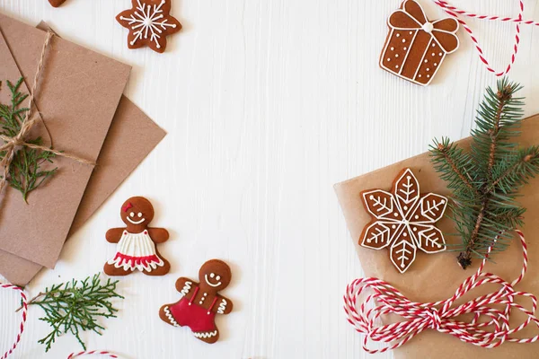 Composizione natalizia. Biscotti di Natale, Uomo pan di zenzero, nastro, ca — Foto Stock