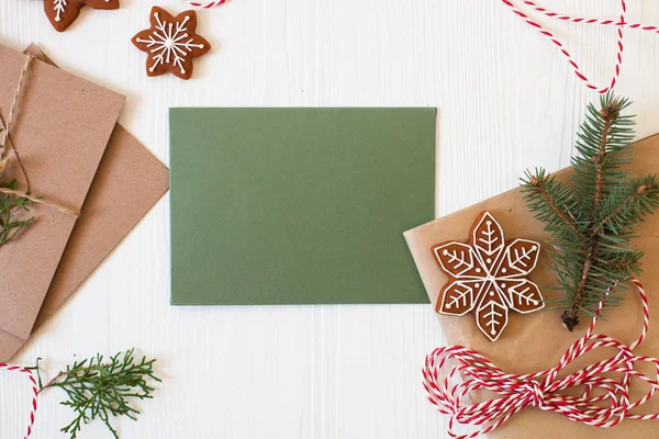 Biglietto natalizio con la tua copia spase. Biscotti di Natale, nastro, Kraft — Foto Stock