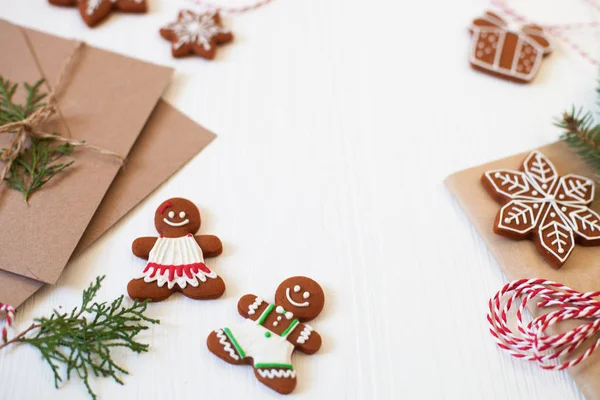 Composizione natalizia. Biscotti di Natale, Uomo pan di zenzero, nastro, ca — Foto Stock