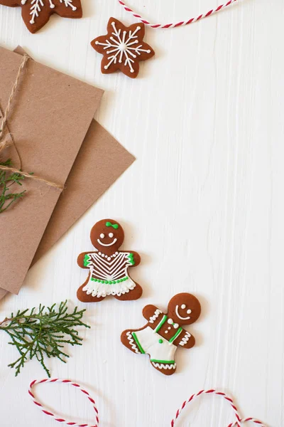 Composizione natalizia. Biscotti di Natale, Uomo pan di zenzero, nastro, ca — Foto Stock