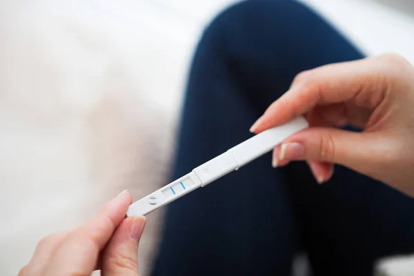 Vrouw met positieve zwangerschapstest met twee blauwe strepen, clo — Stockfoto