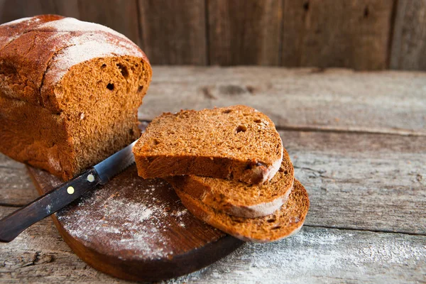 Pão e fatias de pão diferentes. Fundo alimentar e vírus de madeira — Fotografia de Stock
