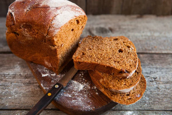 Diferentes rebanadas de pan. Fondo alimenticio y rus de madera — Foto de Stock