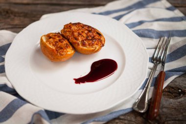 Armut tavuk, mozzarella ve ahşap vintage üzerinde kırmızı sos ile