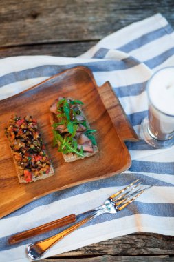 Doğranmış sebzeler, otlar ve yağ ile İtalyan domates bruschetta