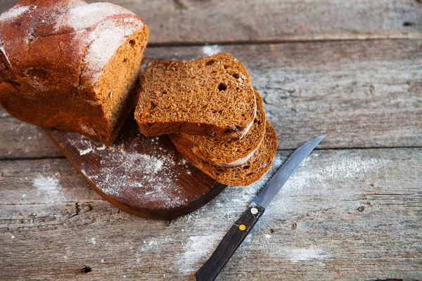 Pão e fatias de pão diferentes. Fundo alimentar e vírus de madeira — Fotografia de Stock