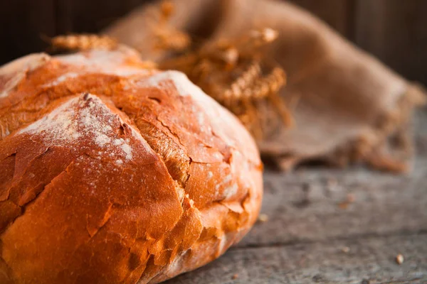 Close-up de pão fresco tradicional na mesa rústica — Fotografia de Stock