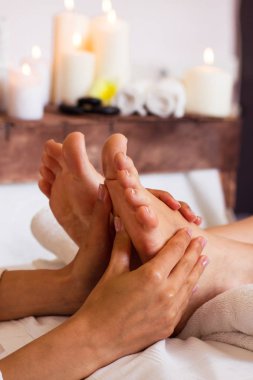Spa salonları - yumuşak odak içinde insan ayak Masaj