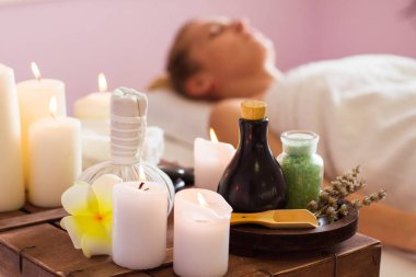 Güzel genç kadın dinlendirici güzellik spa Salonu.