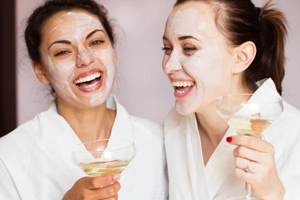 Spa merkezinde relax ve iletişim ile kızlar parti