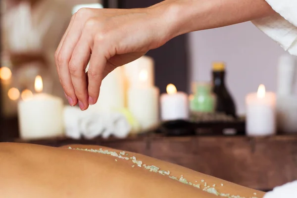 Massage. Ung vacker kvinna i spa-miljö — Stockfoto