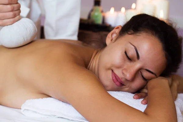 Mujer joven, hermosa y saludable en el salón de spa. aro tradicional — Foto de Stock